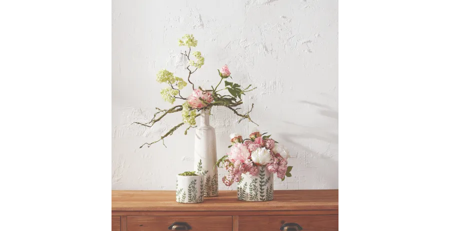 Vases and garden pots. Melrose International.